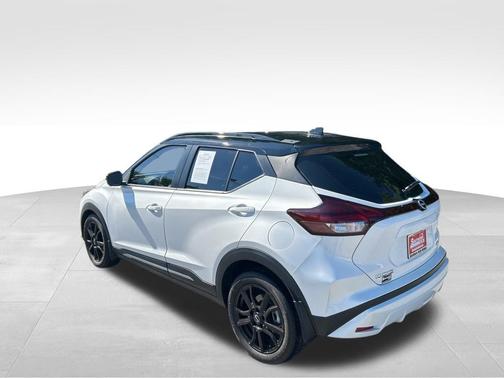 Aspen White Tricoat/Super Black 2023 Nissan Kicks SR