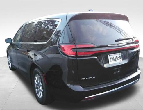 Brilliant Black Crystal Pearlcoat 2023 Chrysler Pacifica Touring L