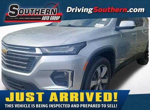 Silver Ice Metallic 2022 Chevrolet Traverse LT Leather