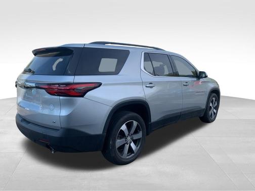 Silver Ice Metallic 2022 Chevrolet Traverse LT Leather