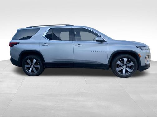Silver Ice Metallic 2022 Chevrolet Traverse LT Leather
