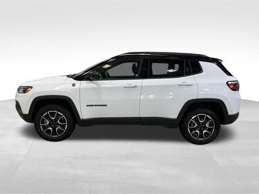 Bright White Clearcoat 2025 Jeep Compass Trailhawk