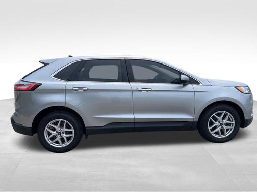 Silver Metallic 2022 Ford Edge SEL