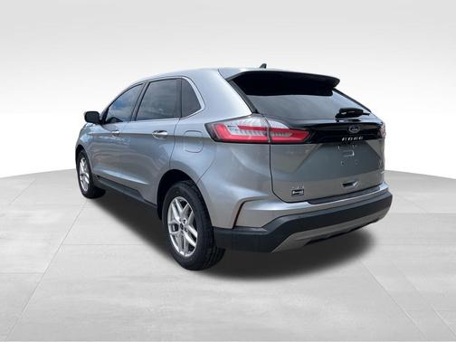 Silver Metallic 2022 Ford Edge SEL