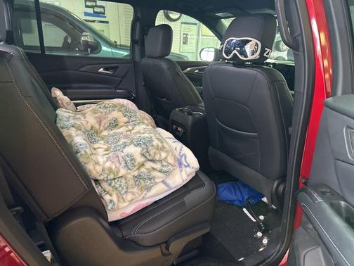 Radiant Red Tintcoat 2025 Chevrolet Traverse LT
