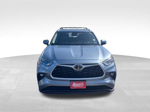 Moon Dust 2022 Toyota Highlander XLE