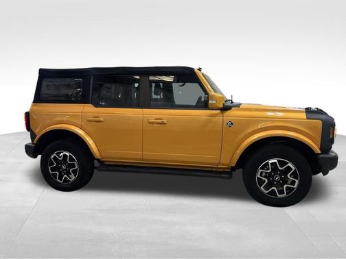 Cyber Orange Metallic Tricoat 2022 Ford Bronco Outer Banks