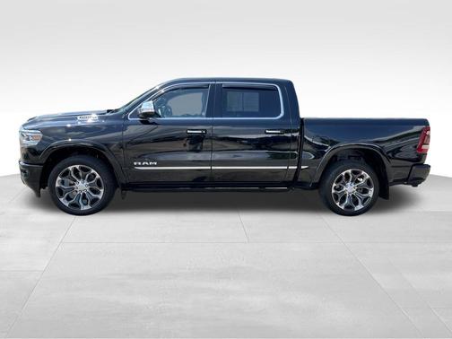 Diamond Black Crystal Pearlcoat 2022 RAM 1500 Limited