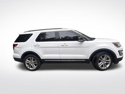 Oxford White 2017 Ford Explorer XLT