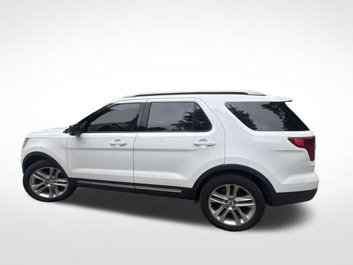 Oxford White 2017 Ford Explorer XLT