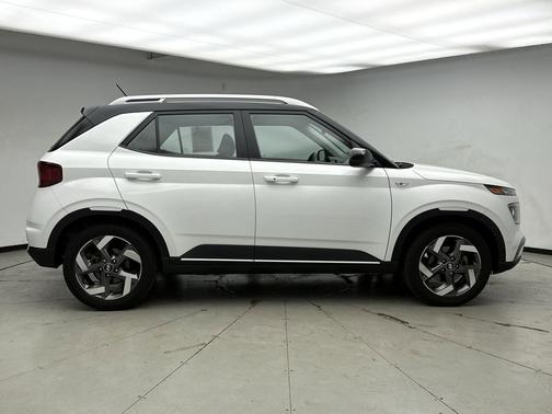 Lunar White w/Black Roof 2024 Hyundai VENUE Limited