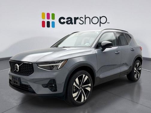 2023 Volvo XC40 B5 Plus Dark Theme