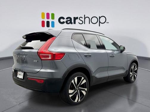 2023 Volvo XC40 B5 Plus Dark Theme