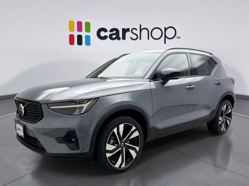 2023 Volvo XC40 B5 Plus Dark Theme