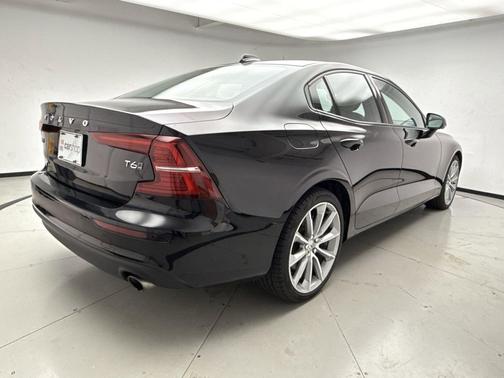 2021 Volvo S60 T6 Momentum