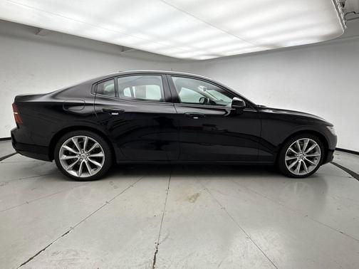 2021 Volvo S60 T6 Momentum