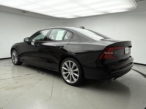 2021 Volvo S60 T6 Momentum