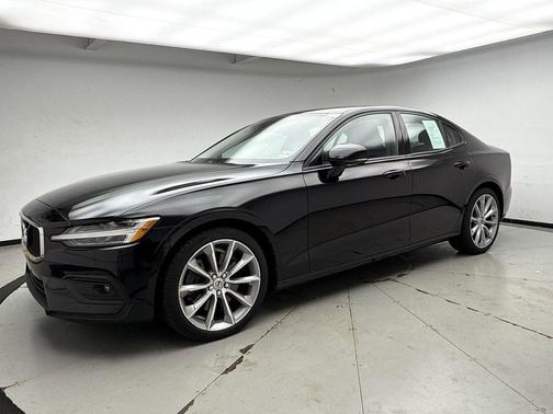 2021 Volvo S60 T6 Momentum