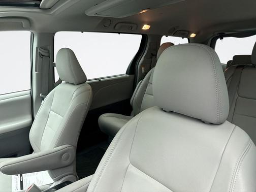 Midnight Black Metallic 2017 Toyota Sienna XLE Premium