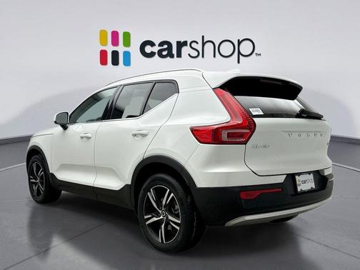 2025 Volvo XC40 B5 Core Bright Theme