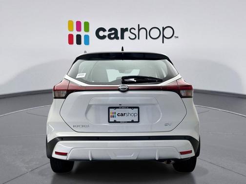 Aspen White Tricoat/Super Black 2023 Nissan Kicks SV