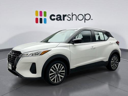 Aspen White Tricoat/Super Black 2023 Nissan Kicks SV