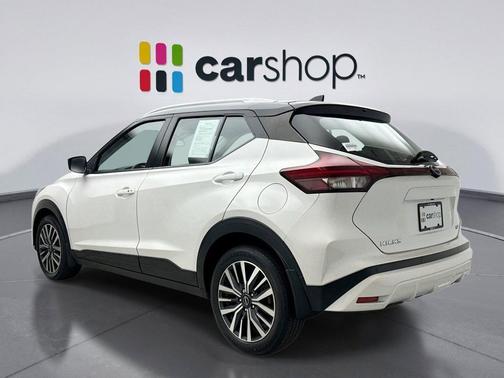 Aspen White Tricoat/Super Black 2023 Nissan Kicks SV