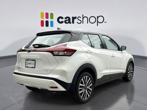 Aspen White Tricoat/Super Black 2023 Nissan Kicks SV