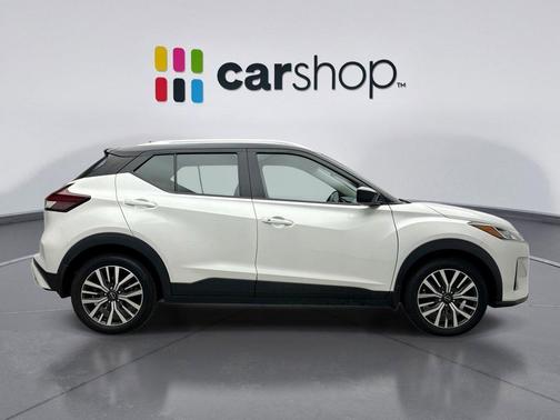 Aspen White Tricoat/Super Black 2023 Nissan Kicks SV