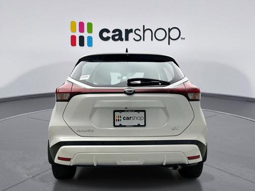 Aspen White Tricoat/Super Black 2023 Nissan Kicks SV