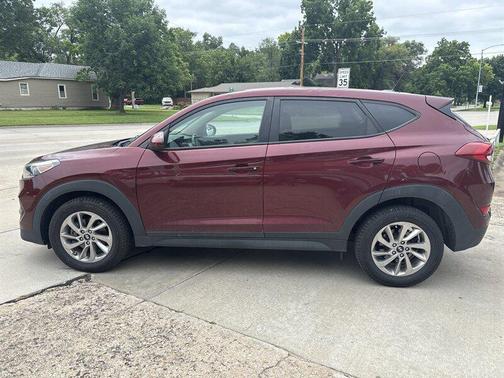 Ruby Wine 2016 Hyundai TUCSON SE