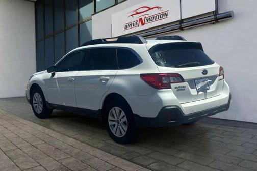 Crystal White Pearl 2019 Subaru Outback 2.5i