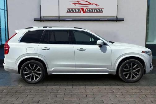 White 2018 Volvo XC90 T6 Momentum