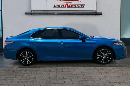 Blue Streak Metallic 2018 Toyota Camry Hybrid SE