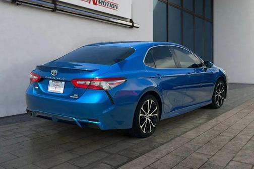 Blue Streak Metallic 2018 Toyota Camry Hybrid SE