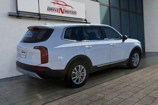 Glacial White Pearl 2022 Kia Telluride LX