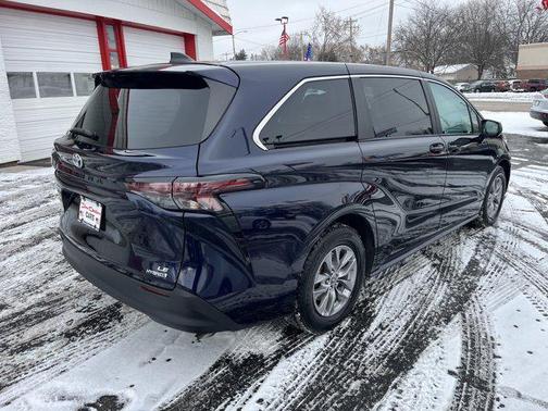 2024 Toyota Sienna LE