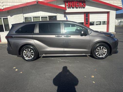 2024 Toyota Sienna LE