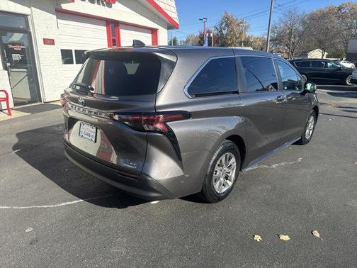 2024 Toyota Sienna LE