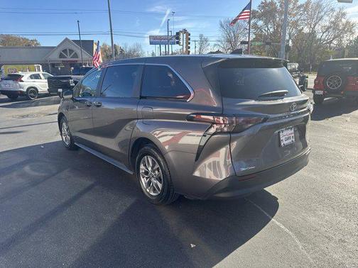 2024 Toyota Sienna LE