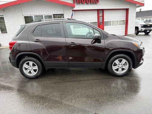 Black Cherry Metallic 2022 Chevrolet Trax LT