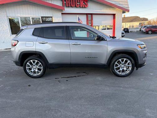 2022 Jeep Compass Latitude Lux