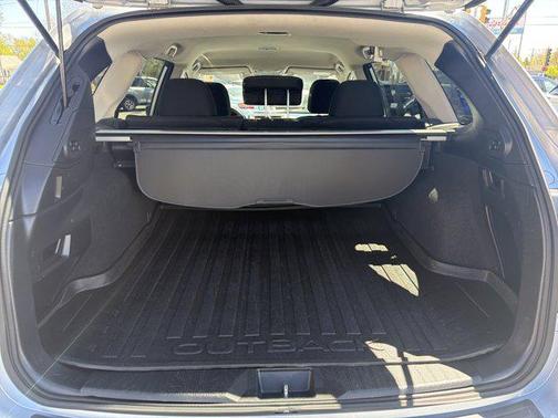 Ice Silver Metallic 2017 Subaru Outback 2.5i Premium