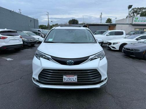 2024 Toyota Sienna Platinum