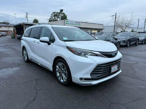 2024 Toyota Sienna Platinum