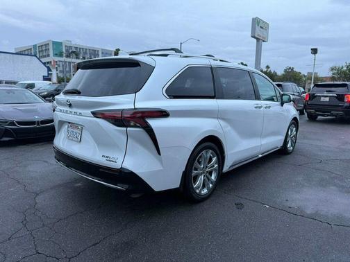 2024 Toyota Sienna Platinum