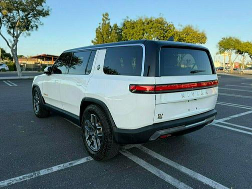 2023 Rivian R1S Adventure