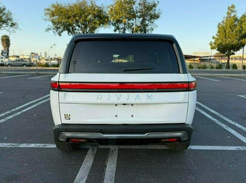 2023 Rivian R1S Adventure
