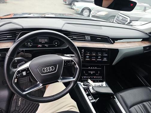 2019 Audi e-tron Premium Plus