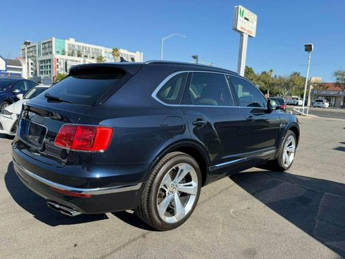 Peacock 2019 Bentley Bentayga